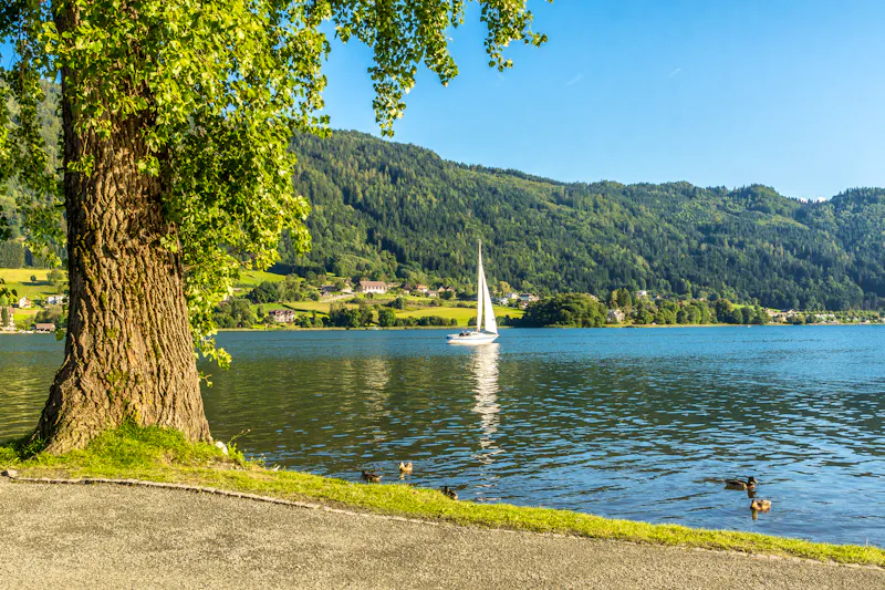 Segelboot auf dem Ossiacher See - &copy;zauberblicke - stock.adobe.com