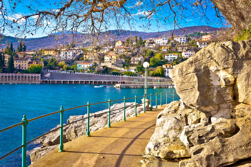 Küstenweg zwischen Icici und Opatija an der Kvarver Bucht - &copy;xbrchx - stock.adobe.com