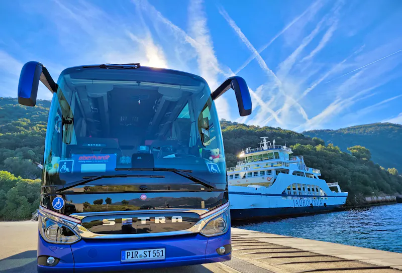 Unser barrierefreier Reisebus an der Fähre Cres-Losinj - &copy;Jörg Nesse - Eberhardt TRAVEL
