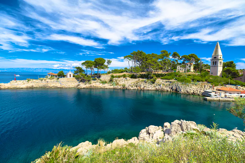 Mali Losinj mit der größten Inselkirche - &copy;bennymarty - stock.adobe.com