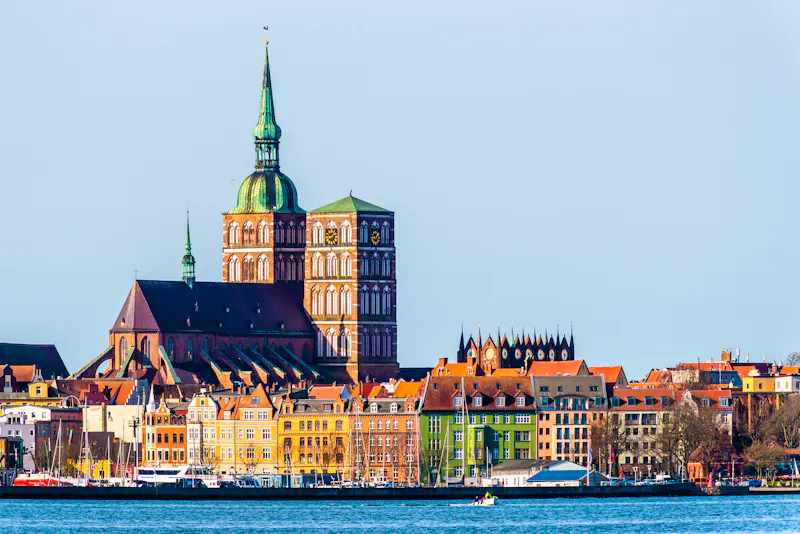 Stralsund mit Blick auf die Nikolaikirche - &copy; JEFs-FotoGaleriei - stock.adobe.com