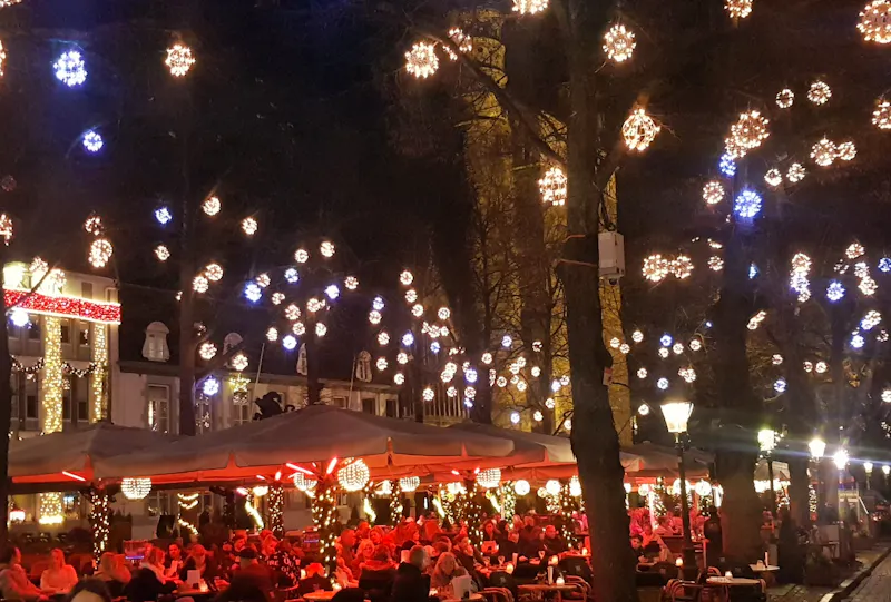 Maastricht - weihnachtliche Festbeleuchtung vor dem Restaurant Charlesmagne - &copy;Anke Nicke - Eberhardt TRAVEL