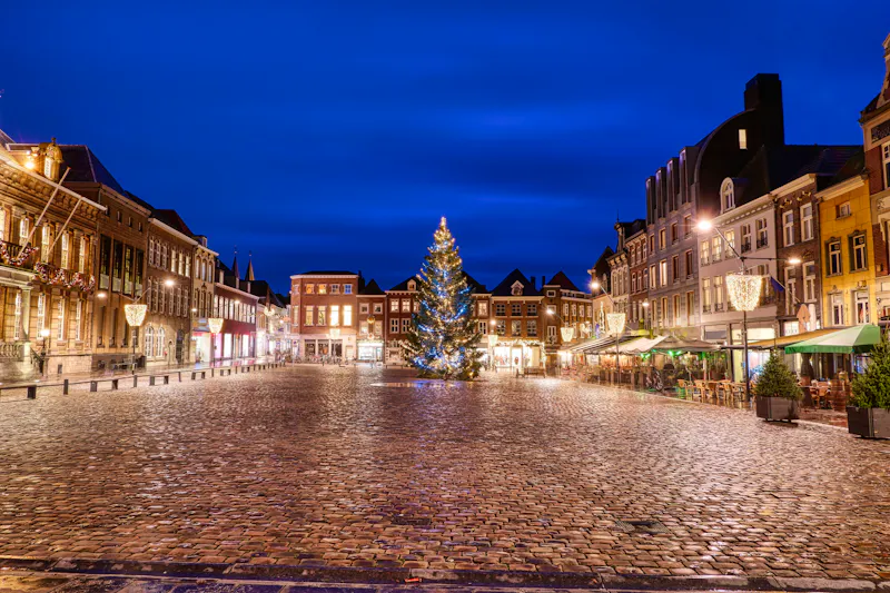Platz am Rathaus in der Altstadt von Roermond  - &copy;hespasoft - stock.adobe.com
