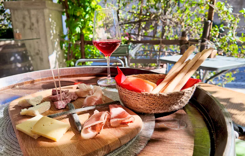 Wein und italienische Spezialitäten - &copy;blueringmedia - stock.adobe.com
