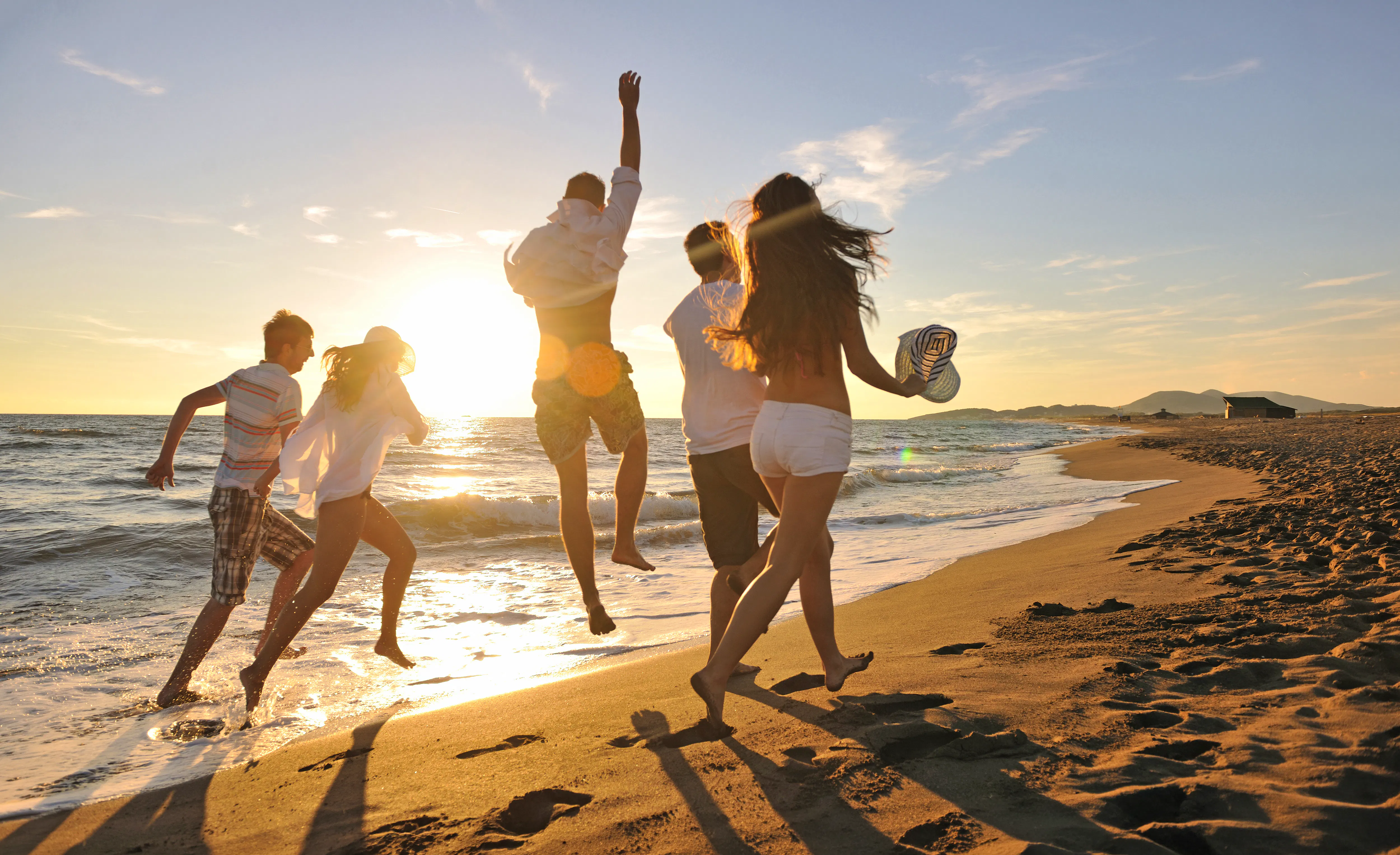 YOUNG-Reisen - junge Leute am Strand &ndash; ©.shock - stock.adobe.com