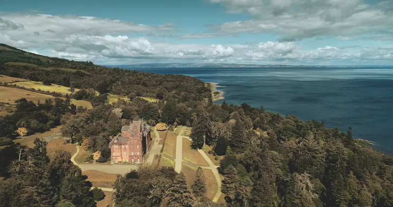 Brodick Castle auf der Insel Arran in Schottland, Großbritannien - &copy;Goinyk - stock.adobe.com