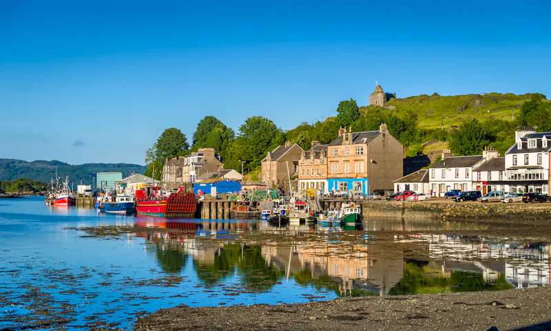 Hafen von Tarbert in Schottland, Großbritannien - &copy;AlexanderNikiforov - stock.adobe.com