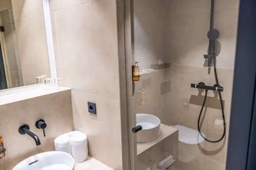 Badezimmer im Hotel Platzhirsch Living &ndash; &copy; Platzhirsch Living GmbH