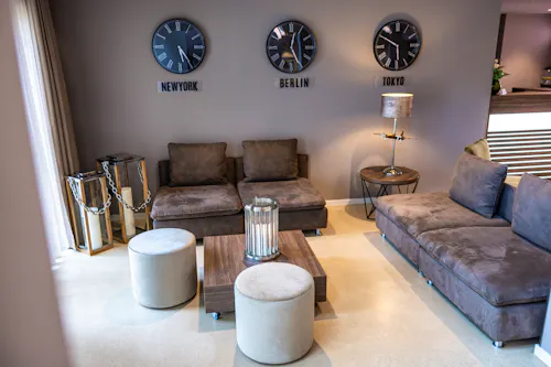 Sitzecke (Lobby) des Hotel Platzhirsch Living &ndash; &copy; Platzhirsch Living GmbH