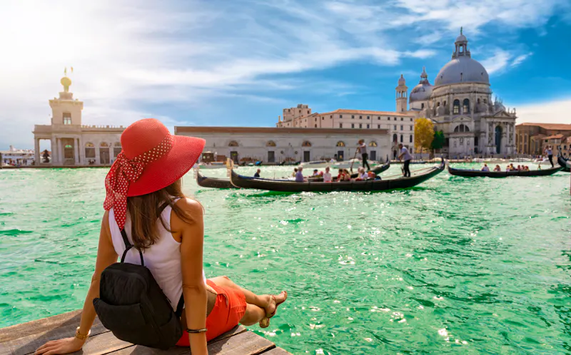 Touristin am Canale Grande in Venedig mit Basilica Santa Maria della Salute - &copy;moofushi - stock.adobe.com