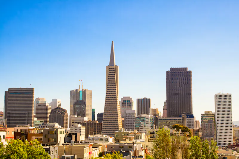 Transamerica Pyramid in San Francisco an einem sonnigen Tag - USA - &copy;Lynn Yeh - stock.adobe.com