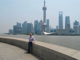 Vor der Skyline von Shanghai