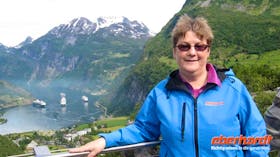 Ausflug Geiranger - Hellesylt- Blick zum Fjord -Reisebegleiterin Annette