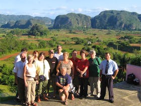 Meine Reisegruppe und ich vor dem Vinales-Tal in Kuba