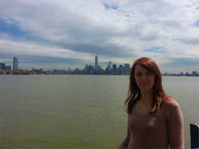 Vor der Skyline von NYC