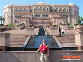 Abu Dhabi - Reisebegleiterin Annette Weise vor dem Hotel Emirates Palace