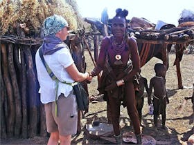 Namibia - Begruessung der Dorfaeltesten bei den HIMBA