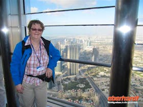 Dubai Reisebegleiterin auf dem Burj Kalifa