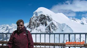 Ausflug zum Kleinen Matterhorn - Reiseleiterin Annette vor dem Breithorn