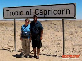 Namibia Annette und Ephraim, örtl. Reiseleiter, am sÃŒdlihen Wendekreis