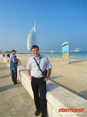Reisebegleiter Martin vorm Burj Al Arab