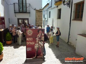 Dominik Zilliken getarnt vor dem Banditenmuseum in Ronda