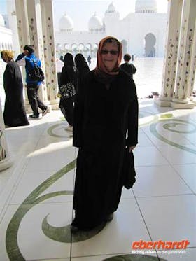 Abu Dhabi -  Reisebegleiterin Annette Weise in der Abaya in der Gro?en Moschee Sheikh Zayed