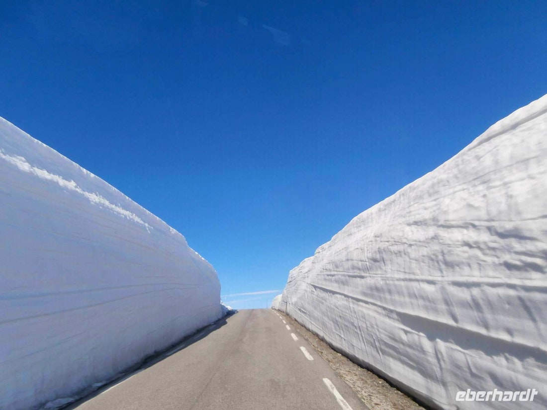 Schneestraße in Norwegen über das Aurlandsfjell – © Ingrid Langer