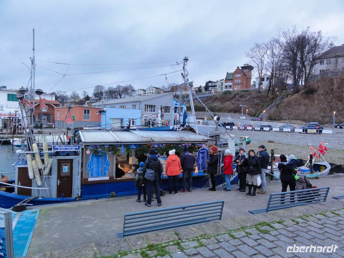Hafen in Sassnitz - Glühwein und Fischsemmel direkt vom Kutter – © Nico Stolba