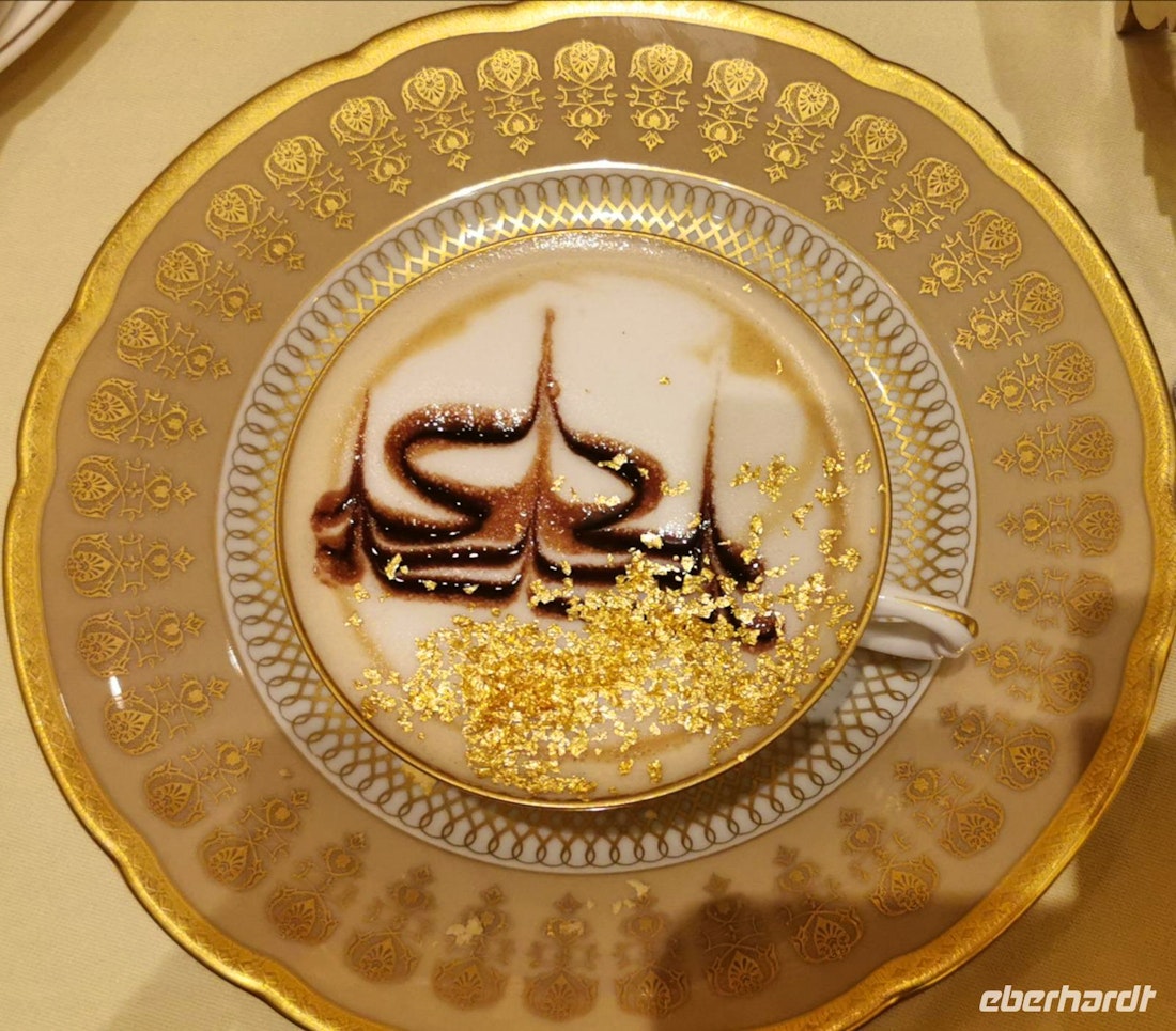 Wann hat man schon mal die Gelegenheit, echtes Gold zu trinken? In Abu Dhabi, im Emirates Palace Hotel kein Problem. – © Simone Willner