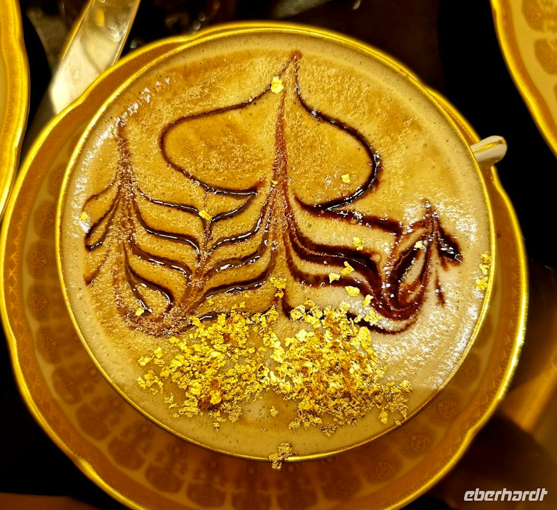 Einmal Cappuchino mit echtem Gold – © Simone Willner