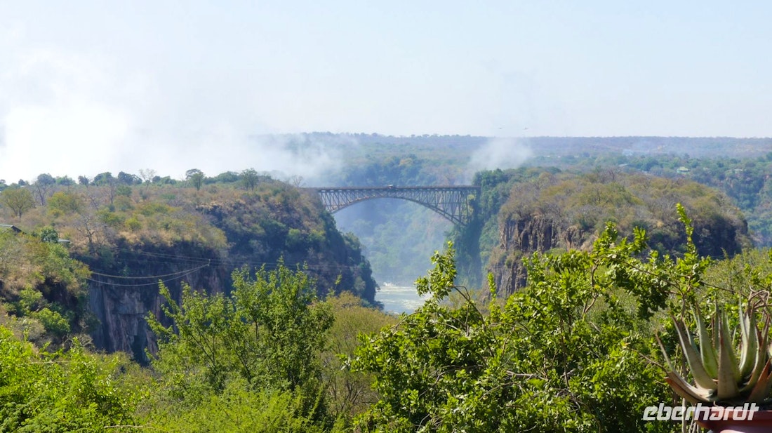 Victoria Falls – historische Brücke und altehrwürdiges Luxushotel – © Frank Nimschowski