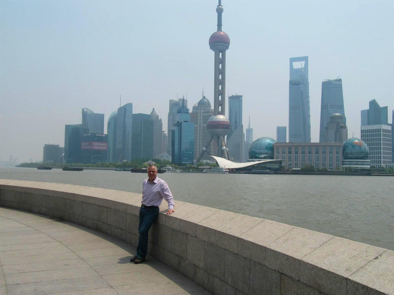 Vor der Skyline von Shanghai - Ralf Mehnert