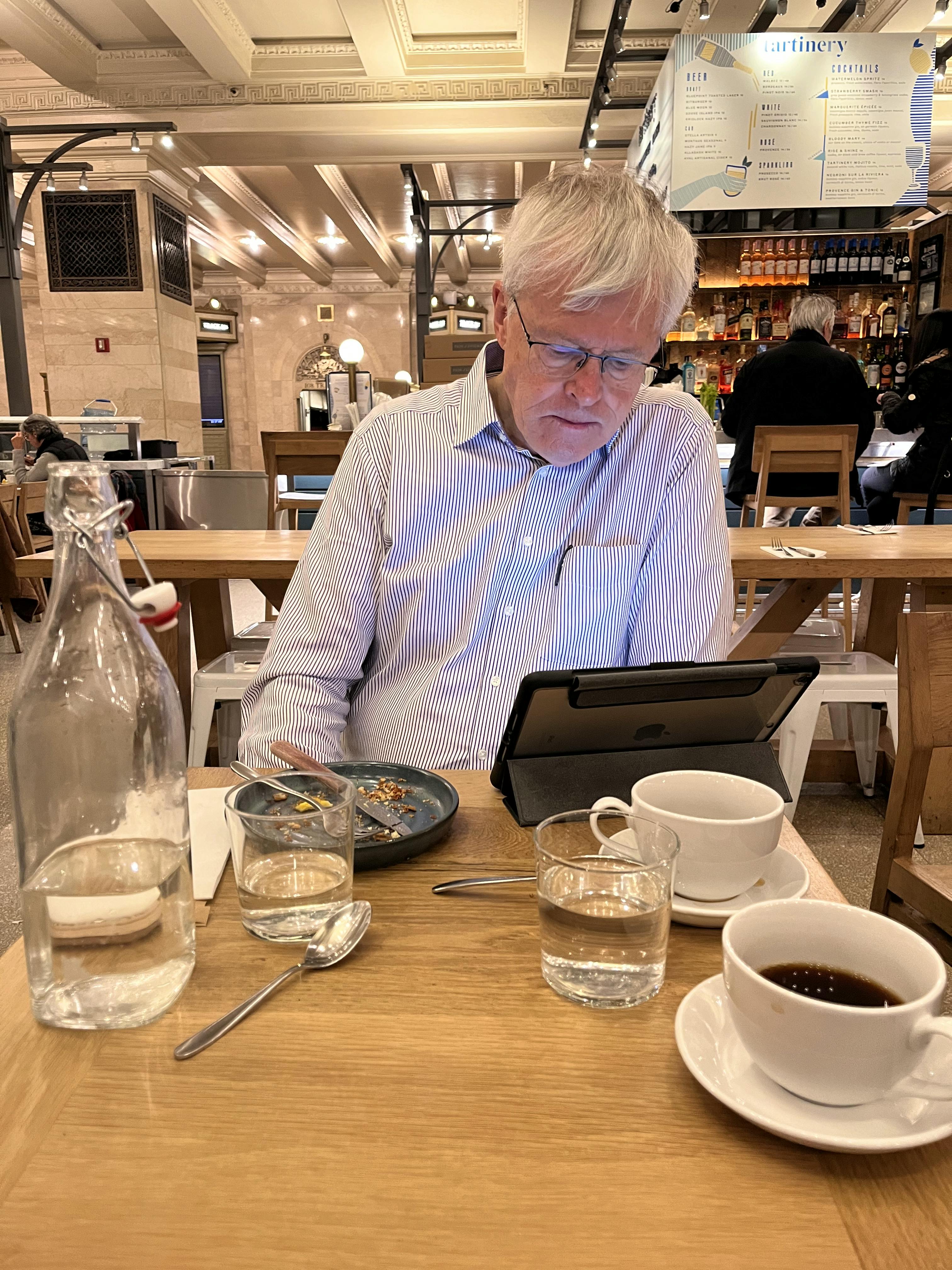 März 2023: Reisevorbereitung in der Grand Central Station, New York. Schnell noch eine Stärkung! - Hans-Bernhard Wrede