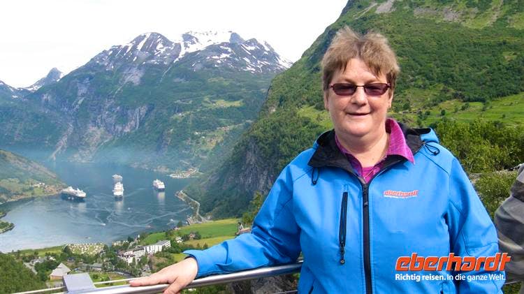 Ausflug Geiranger - Hellesylt- Blick zum Fjord -Reisebegleiterin Annette - Annette Probst-Weise