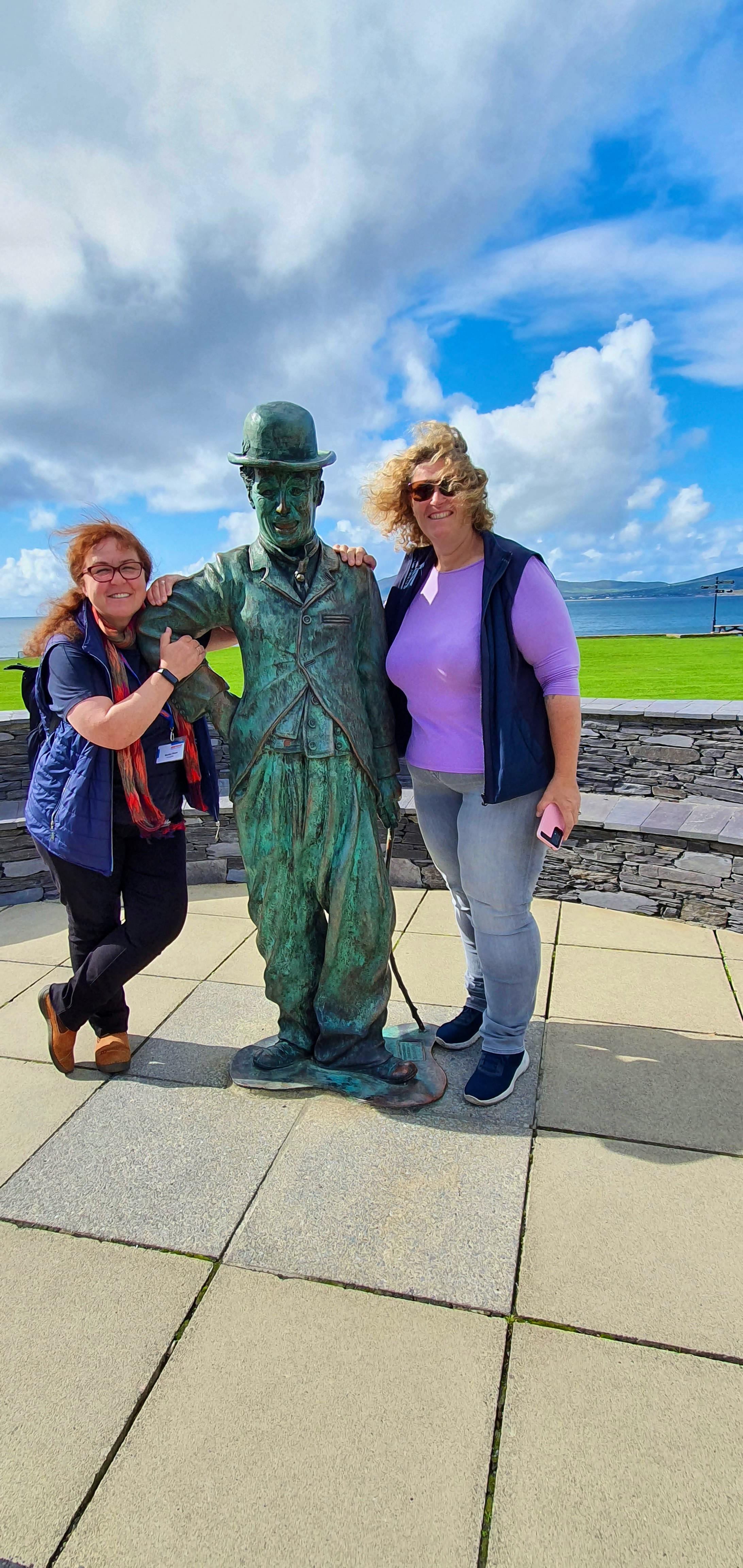 Mit Busfahrerin Heike bei Charlie Chaplin in Waterville - Marlies Thrum