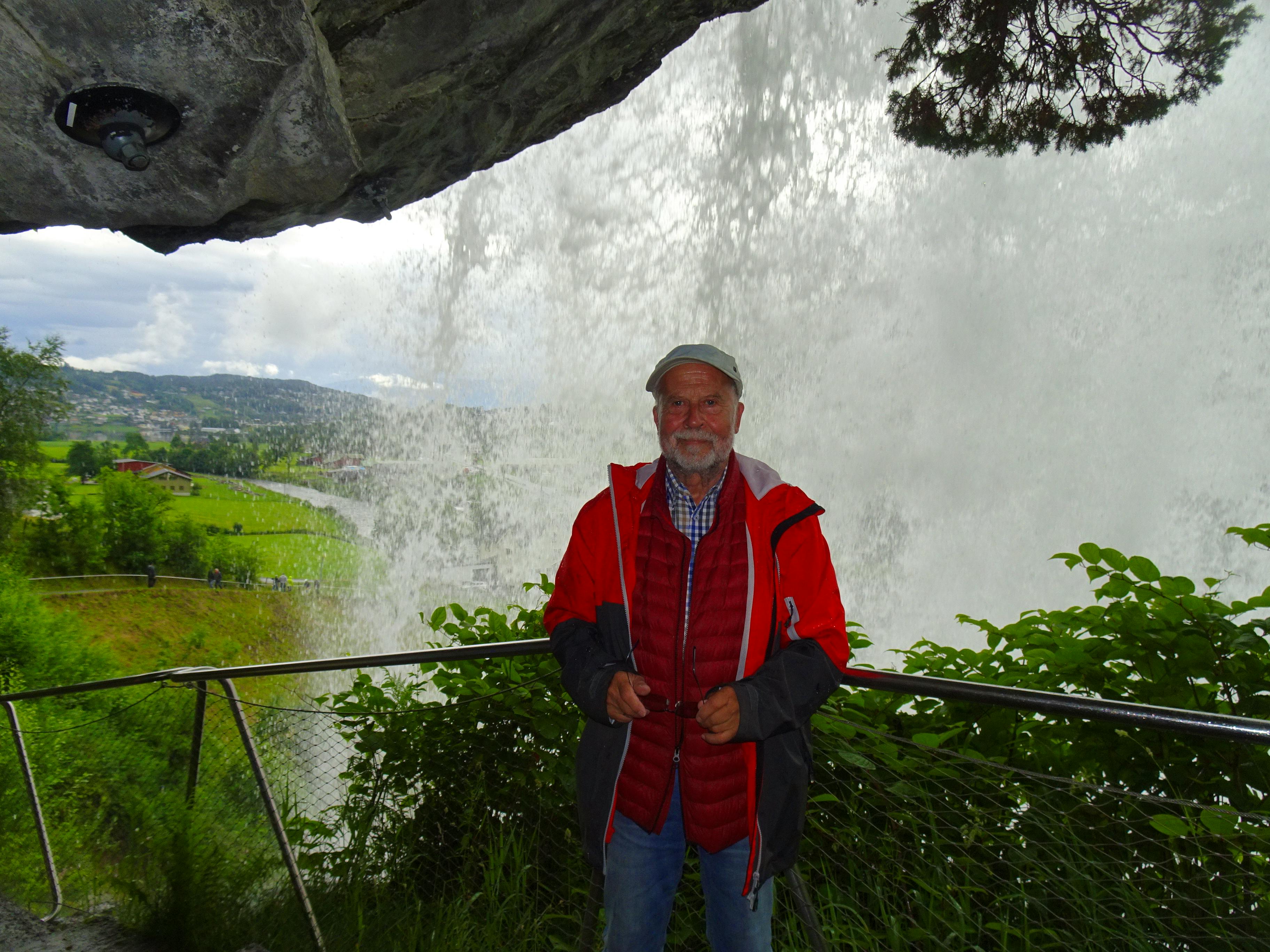 Unterm Wasserfall... - Hartwig Köllner