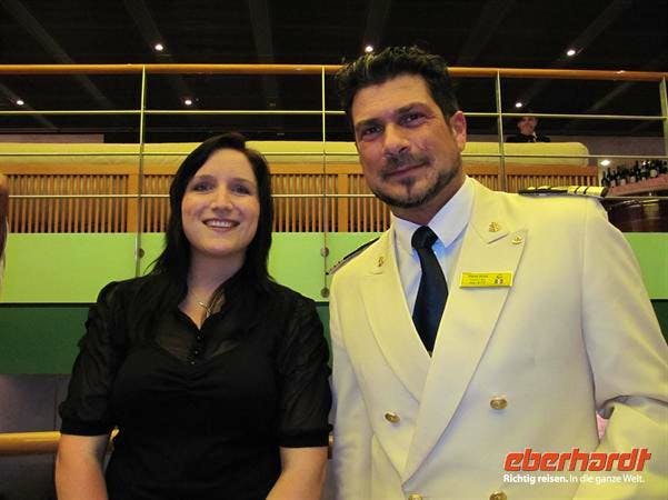 Unser Kapitän Pietro Sinisi mit der Eberhardt-Reisebegleitung Isabel Beyer - Isabel Braksiek