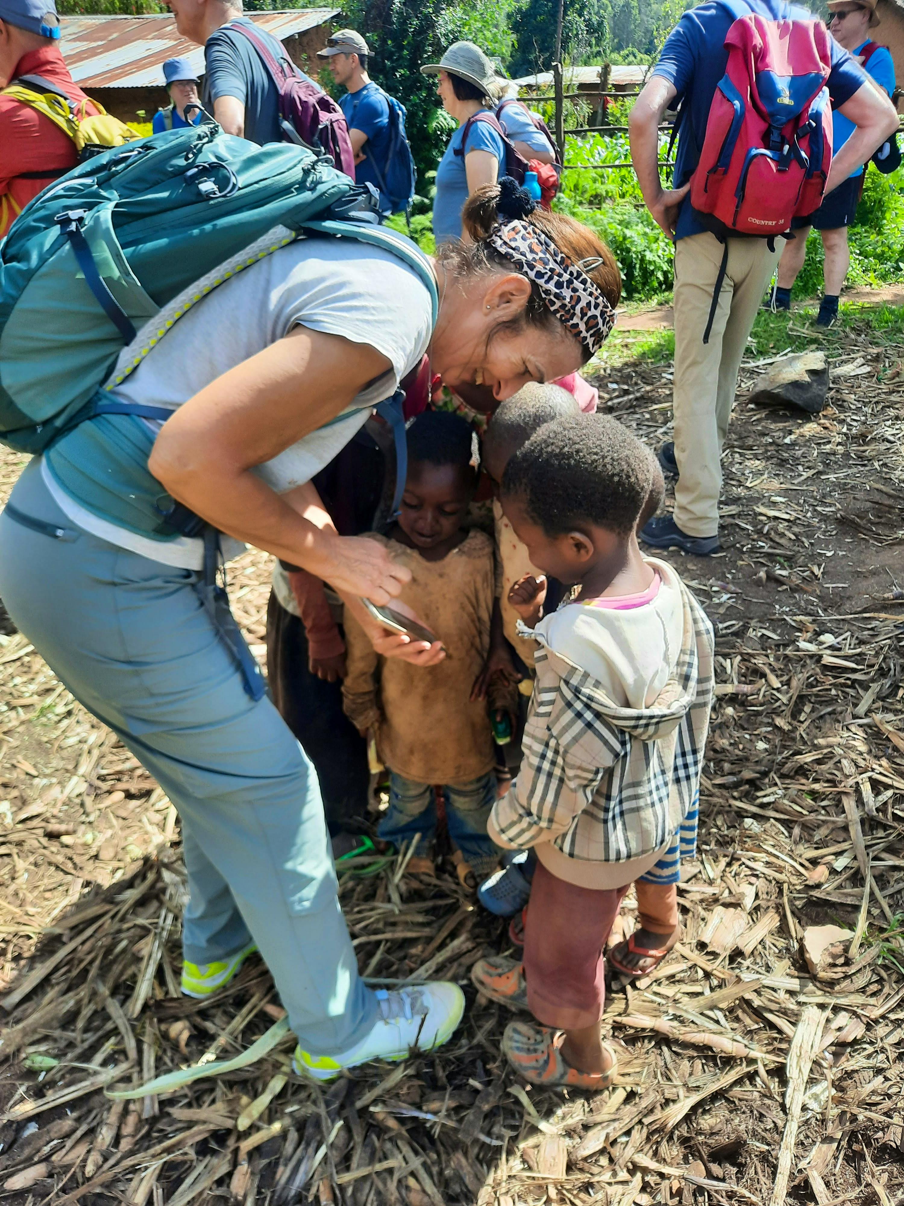 interessierte Kinder Tansania - Beate Klingebiel