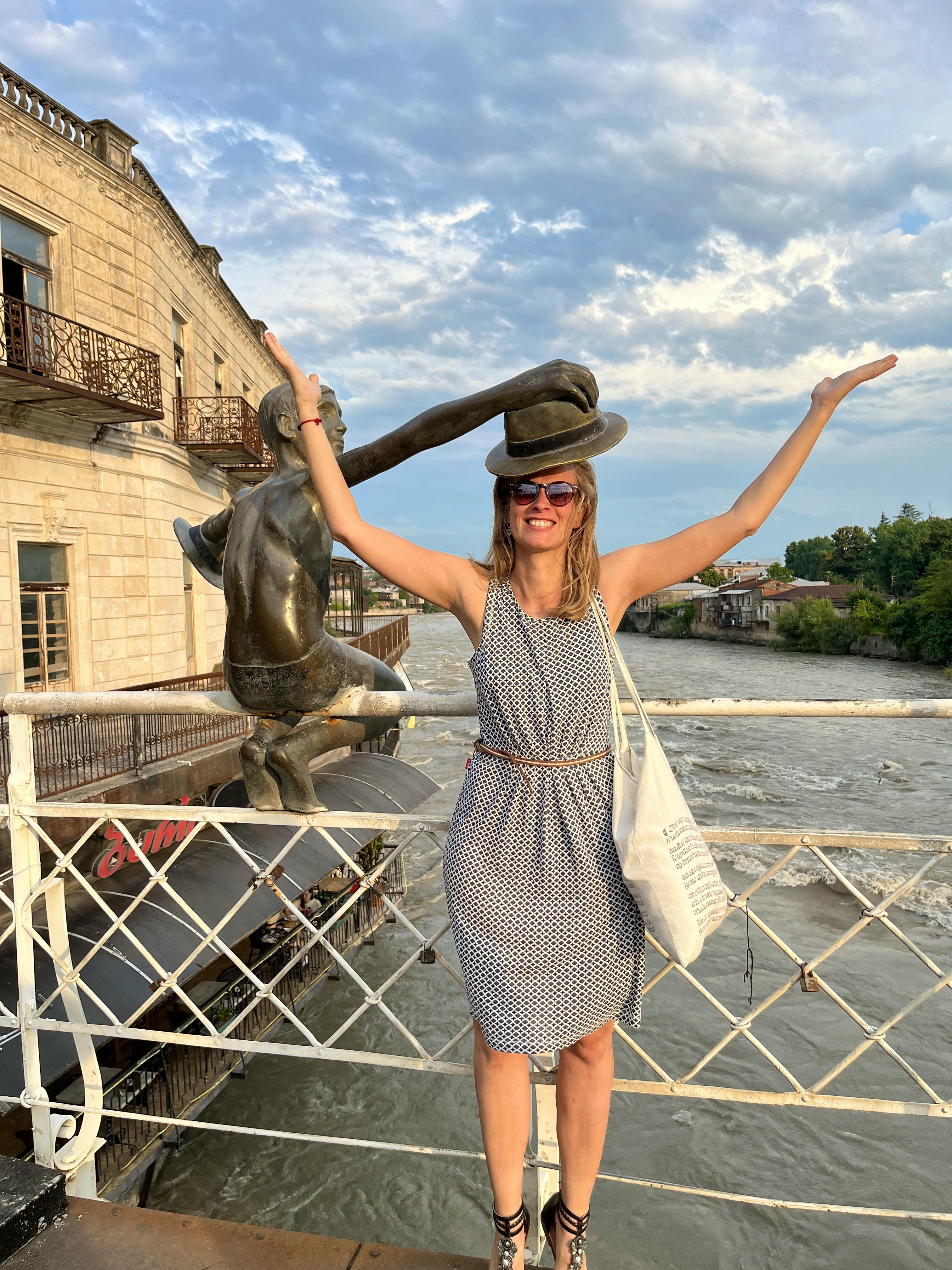 Auf der White Bridge in Kutaisi - Maria Feibig