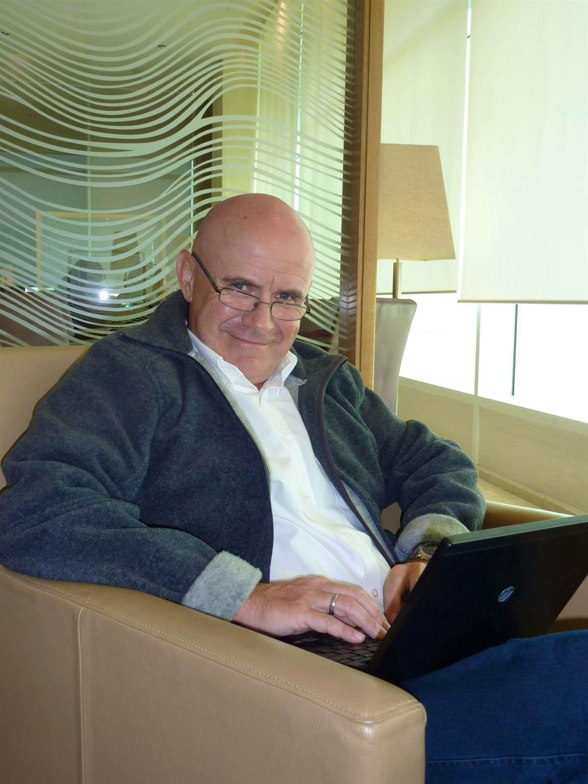 Uwe Lorenz auf dem Flughafen Doha - Uwe Lorenz