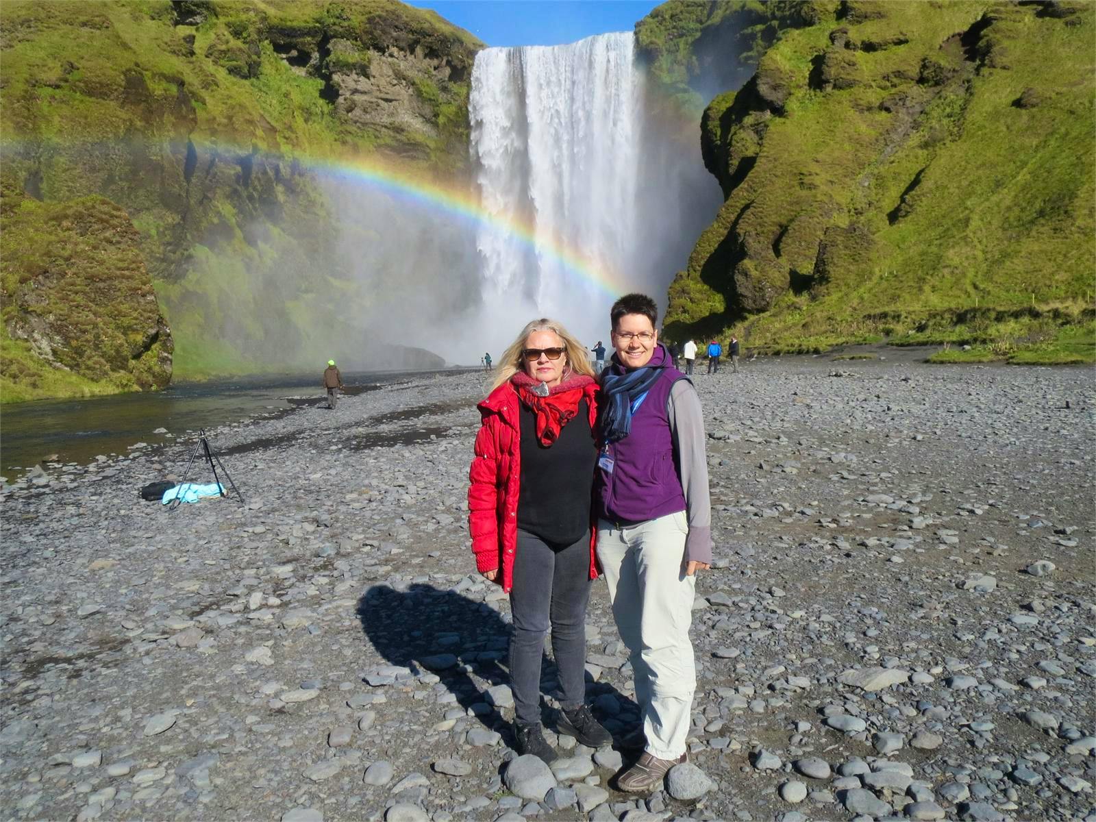 Rosa und Rica vor Skógafoss - Rica Schubert