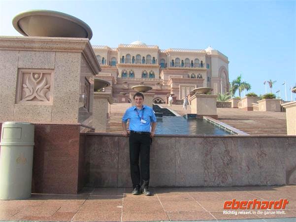 Reisebegleiter Martin vorm Emirates Palace - Martin Jentzsch