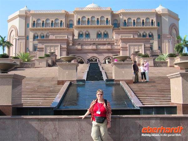 Abu Dhabi - Reisebegleiterin Annette Weise vor dem Hotel Emirates Palace - Annette Probst-Weise