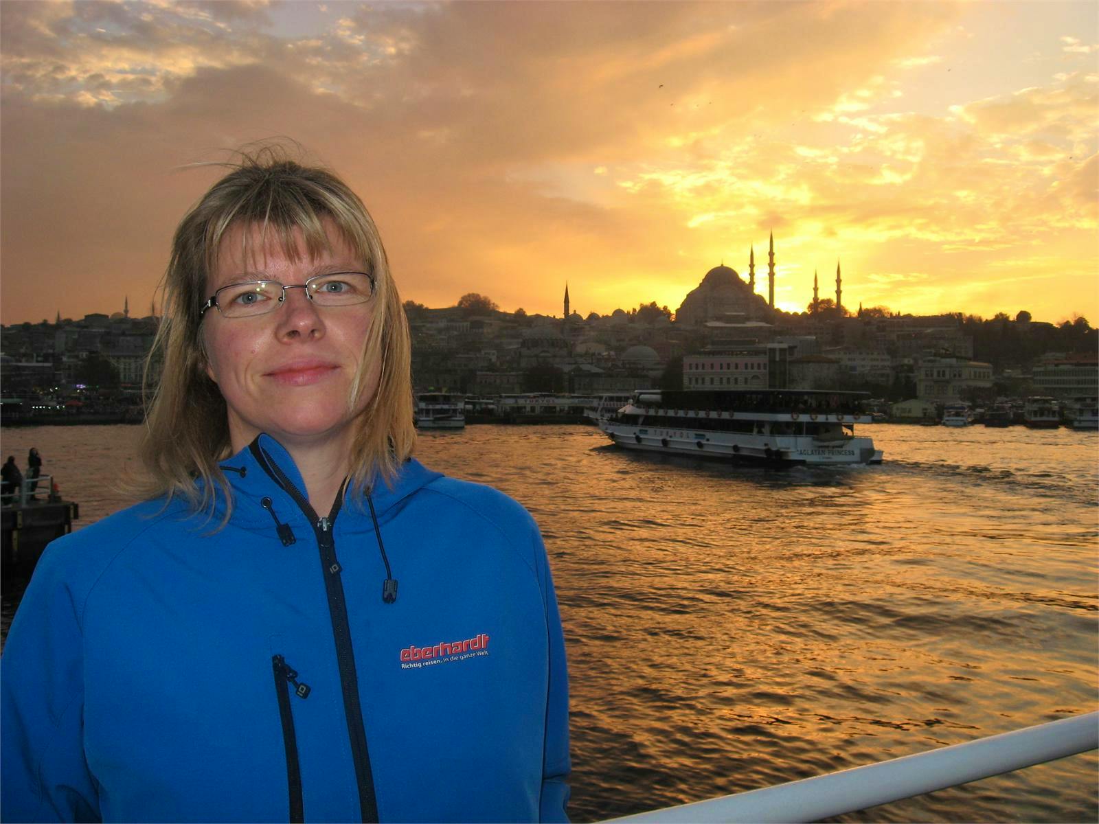 vor der Silhouette der Traummetropole Istanbul - Sybille Schober