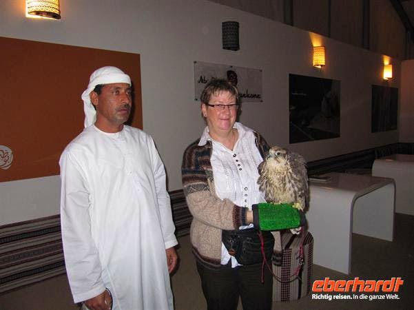 Abu Dhabi -Ein Falkner begrüßtt uns - Annette Probst-Weise