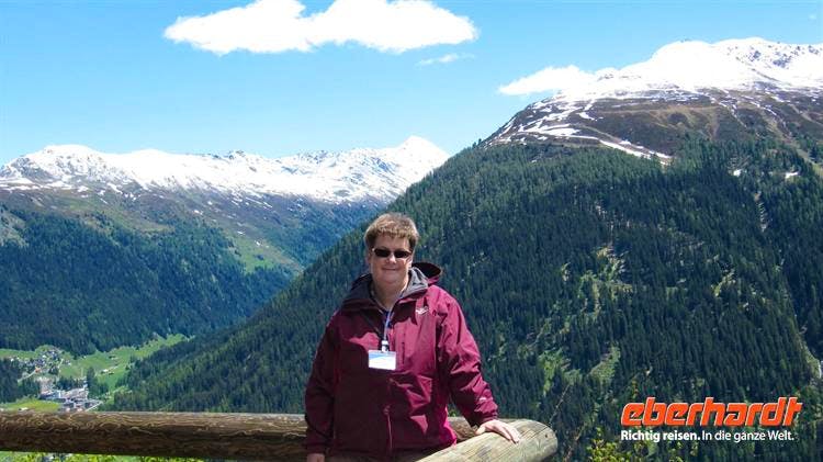 Auf der Schatzalp - Reiseleiterin Annette vor dem Jakobshorn - Annette Probst-Weise