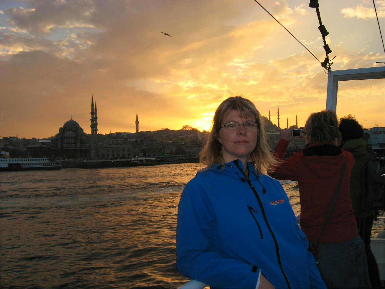 vor der Silhouette der Traummetropole Istanbul - Sybille Schober