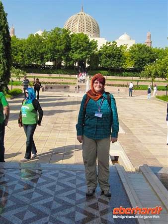 Oman- Reisebegleiterin Annette Weise vor der Sultan-Qabus-Moschee - Annette Probst-Weise